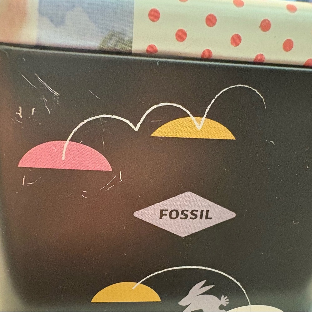 Fossil Pink Tin with Rabbit Design - Picture 9 of 13